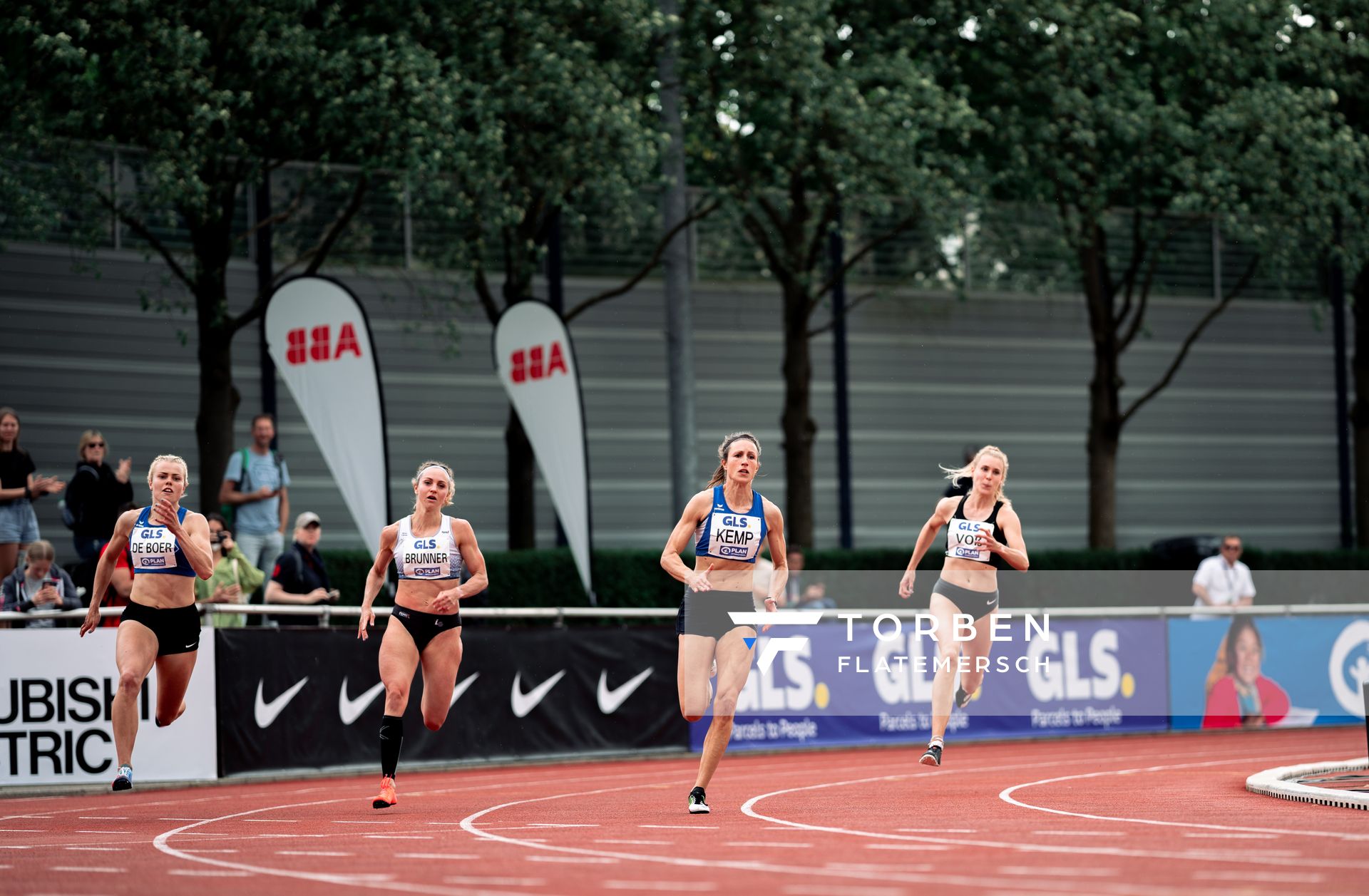 Paula de Boer (MTV Luebeck), Marion Brunner (LG Telis Finanz Regensburg), Katharina Kemp (MTV Luebeck), Laura Voß (LAZ Soest) ueber 200m am 07.05.2022 beim Stadtwerke Ratingen Mehrkampf-Meeting 2022 in Ratingen